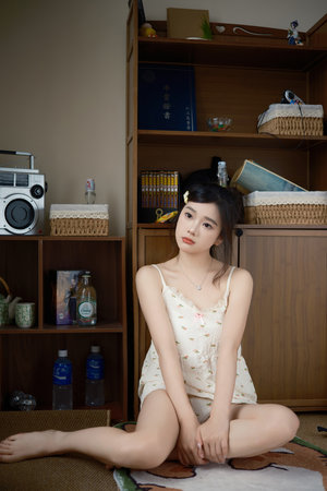 美女扒开粉嫩尿口桶爽